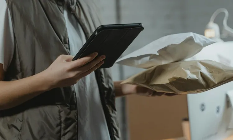 Cek transaksi real-time, Sumber: pexels.com