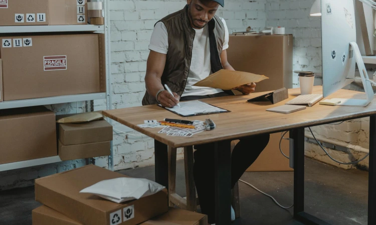 Stock opname barang, Sumber: pexels.com